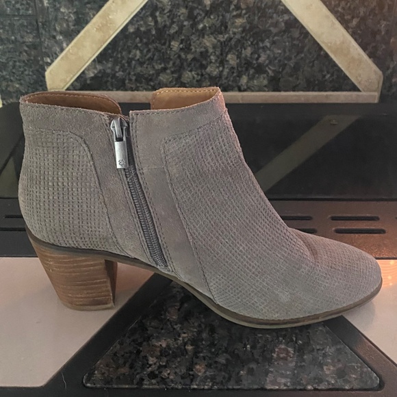 Womens Lucky Brand Ponic Grey Suede Stacked Heel Ankle Boot Womens 9M - Picture 6 of 8